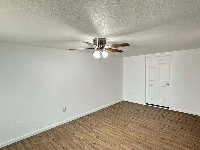 143 Huxley Dr — Photo 3