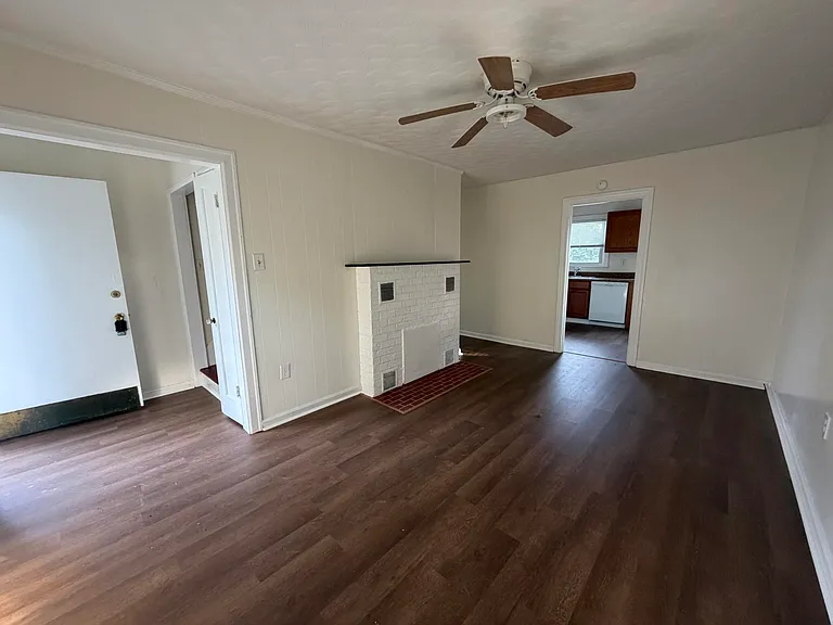 203 W Elm St — Photo 8