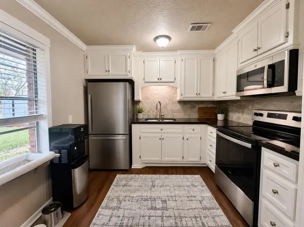 111 Mimosa St, Lake Jackson, TX 77566