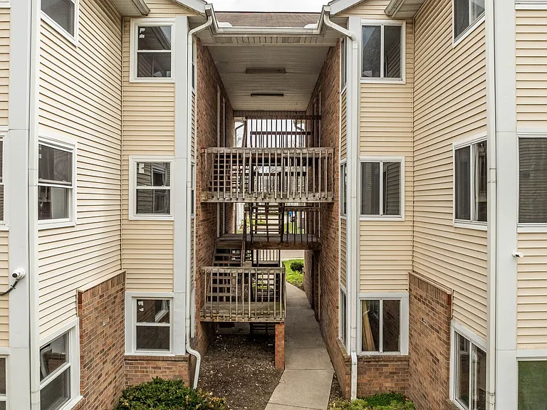 University Commons Apartments — Photo 4