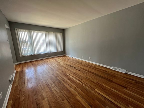 4th image of 619 Greenbay Ave