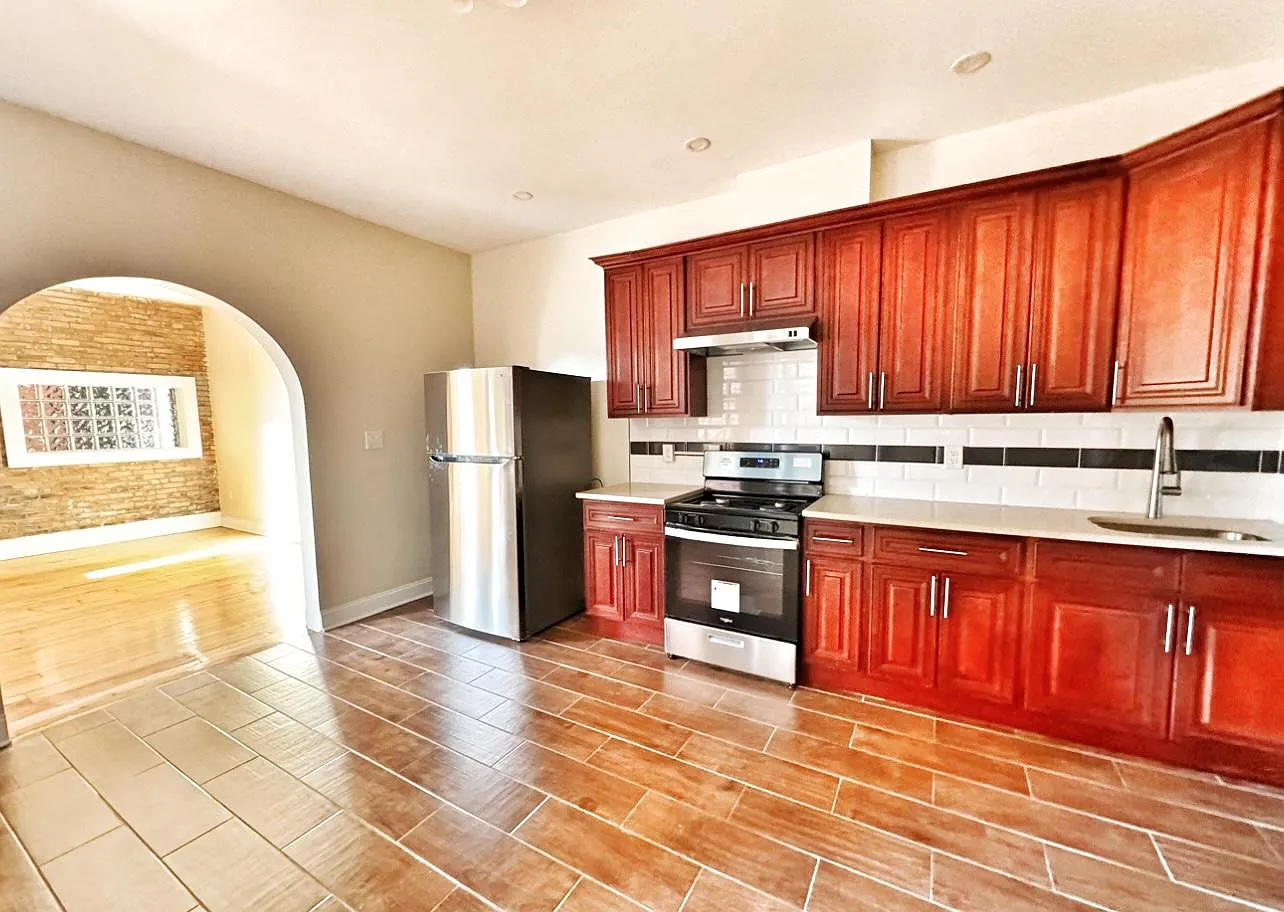 1315 Genesee St — Photo 3