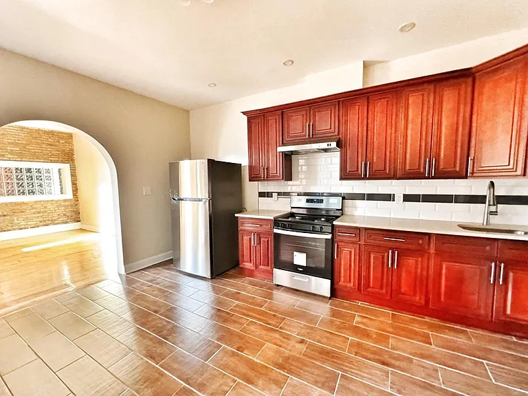 1315 Genesee St #13 — Photo 3