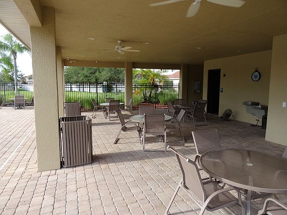 4th image of 431 York Dale Dr