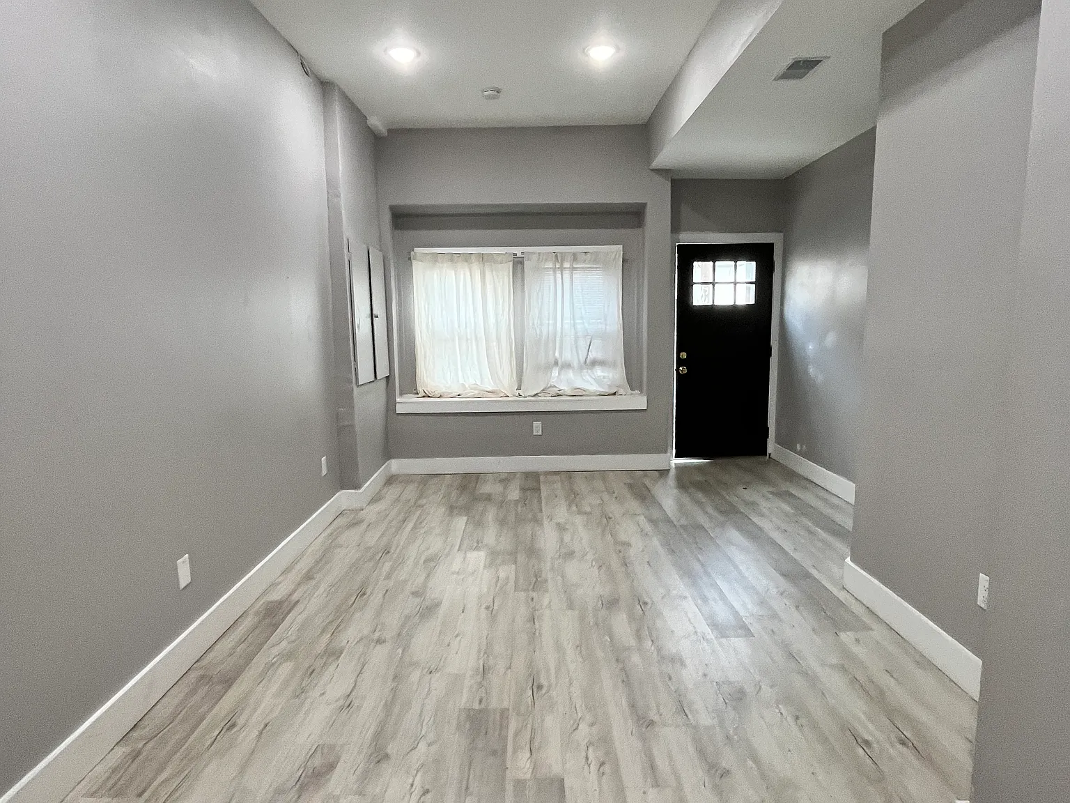 3 bed, 1000 sqft, $2,700 — Photo 3