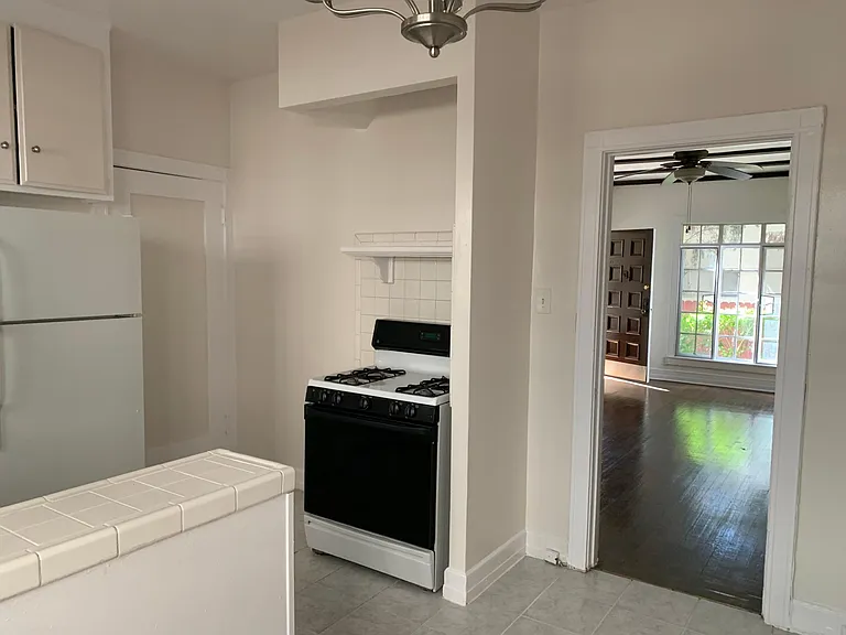 1746 N Kingsley Dr — Photo 8