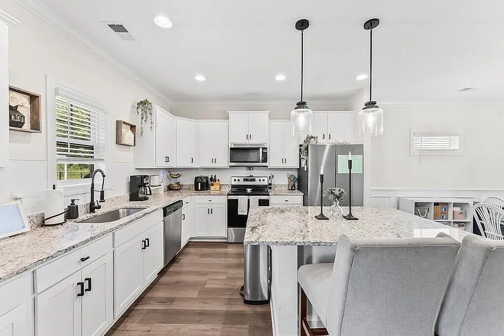 5 bed, 3.0 bath, 2341 sqft, $2,400 — Photo 4