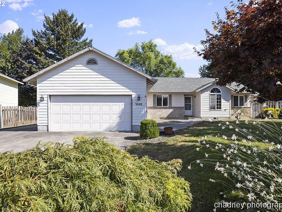 1st image of 1042 SE 30th Pl