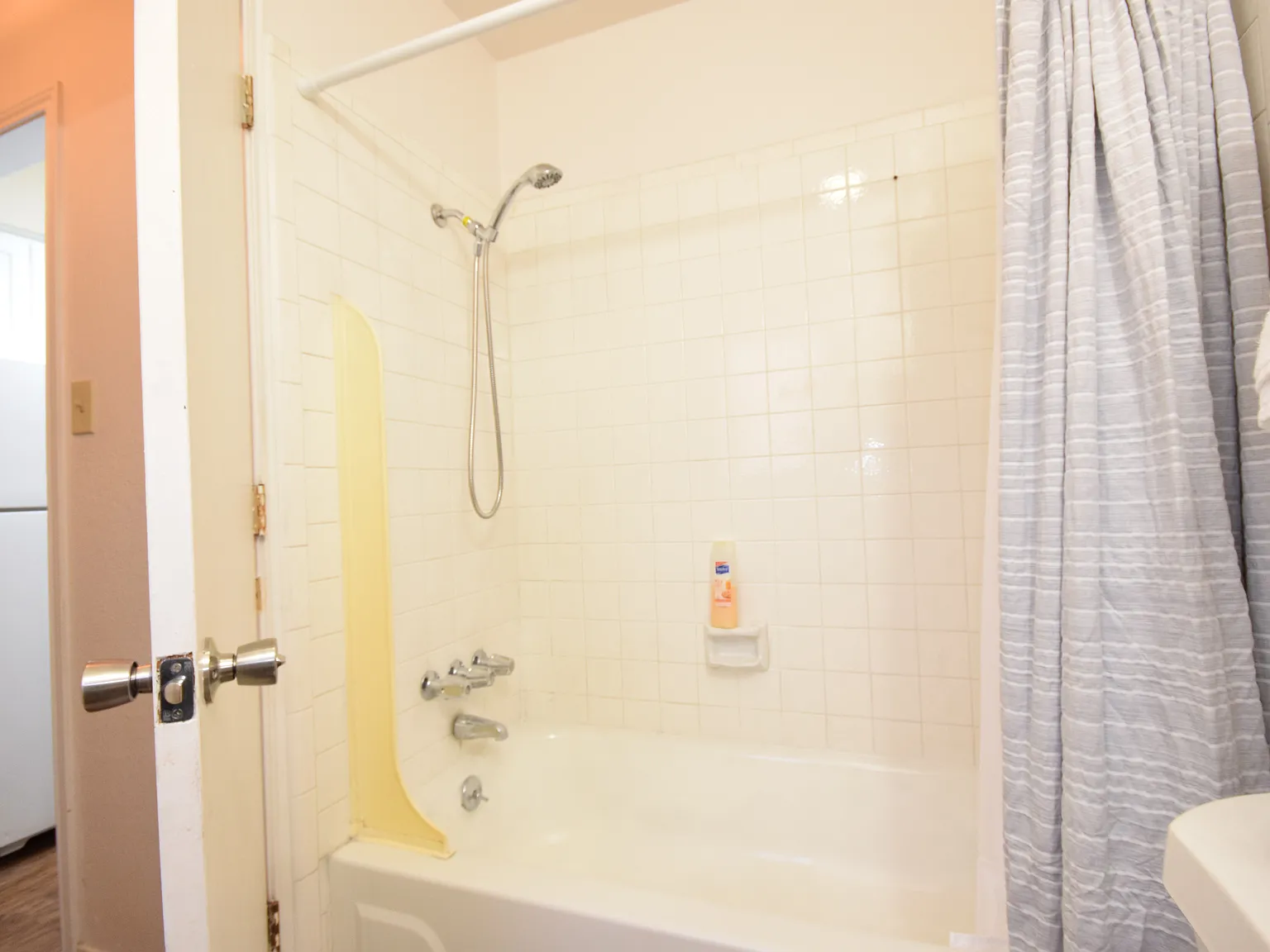 Studio, 400 sqft, $800 — Photo 2