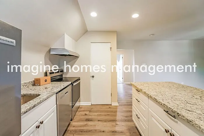 241 Amber St #3 — Photo 8