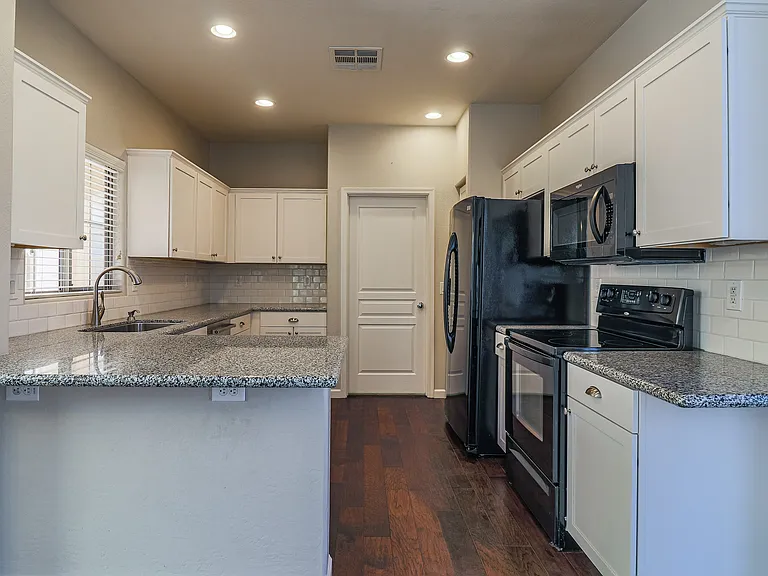15304 W Wethersfield Rd — Photo 10