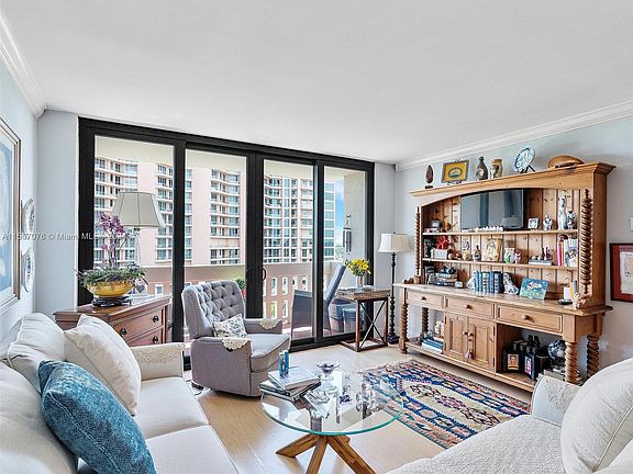 3rd image of 90 Edgewater Dr APT 812