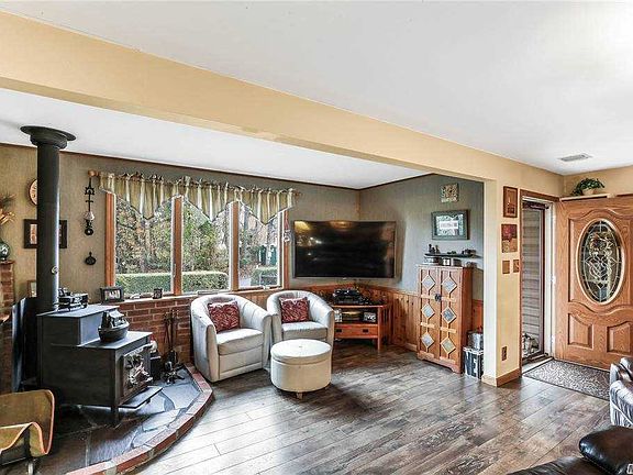 5th image of 28 Robinson Dr