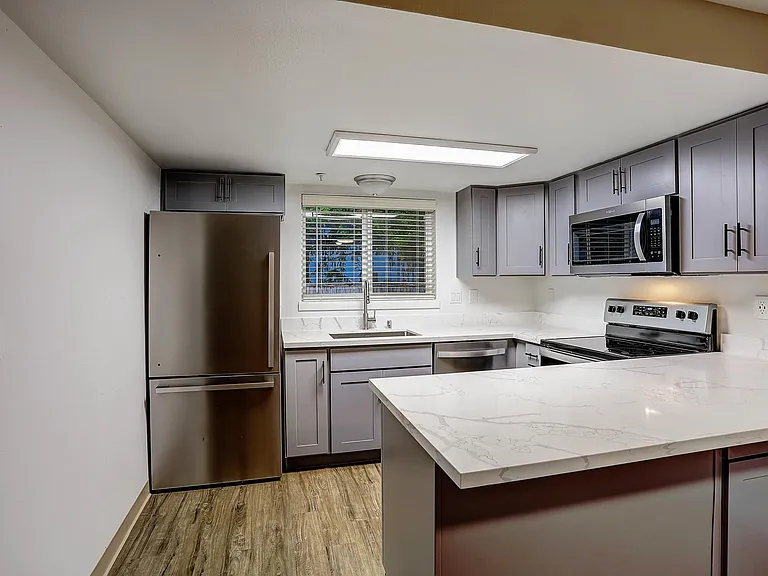 Sunset Highlands Apartments — Photo 4