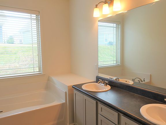 3rd image of 176 Bur Oak Dr