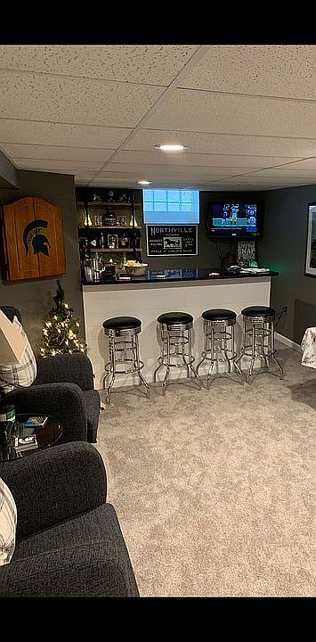 Basement w Granite Bar