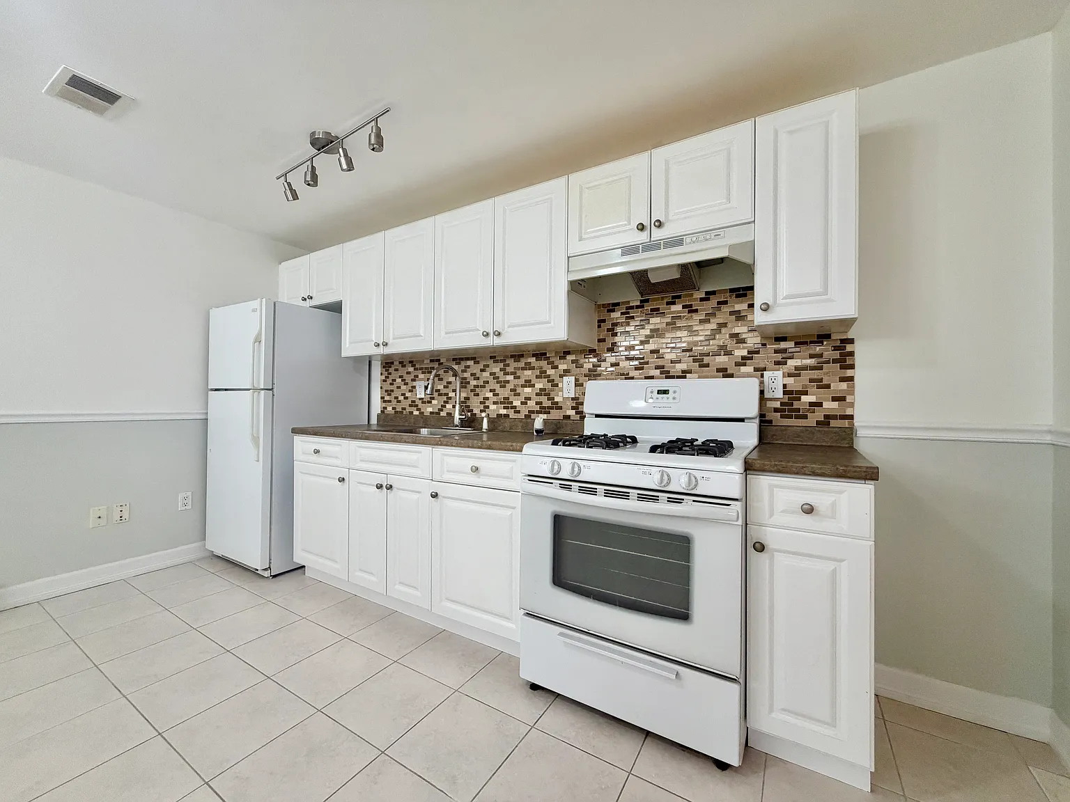 1 bed, 550 sqft, $1,700 — Photo 2