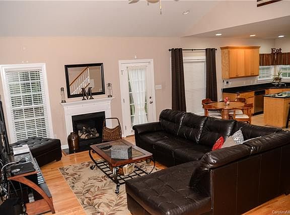 3rd image of 124 Whistling Pines Dr