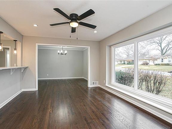 4th image of 16 W Bridlespur Dr