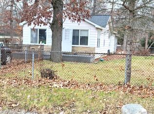 6521 Field Ave, Hamburg, MI 48139