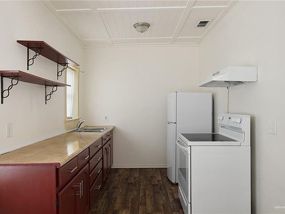 5th image of 741 E De Soto Ave
