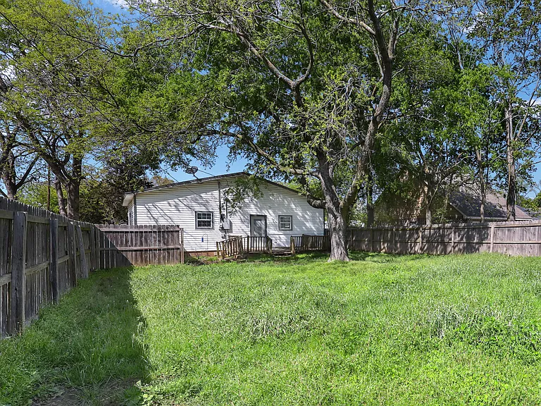 1130 W Day St — Photo 15
