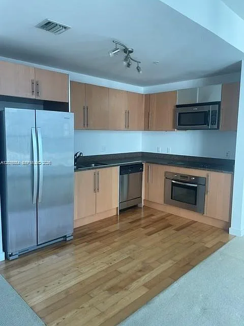Met 1 Condo — Photo 2
