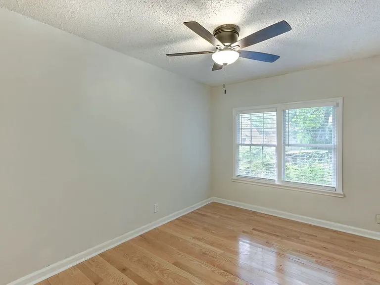 1210 E 54th St Duplex — Photo 7