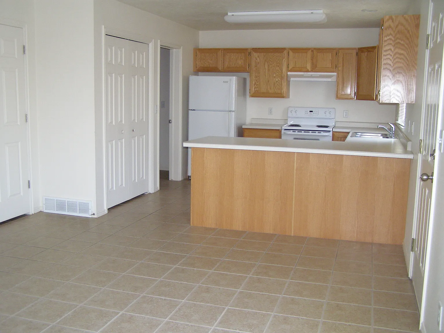 3 bed, 1.5 bath, 1400 sqft, $1,600 — Photo 4