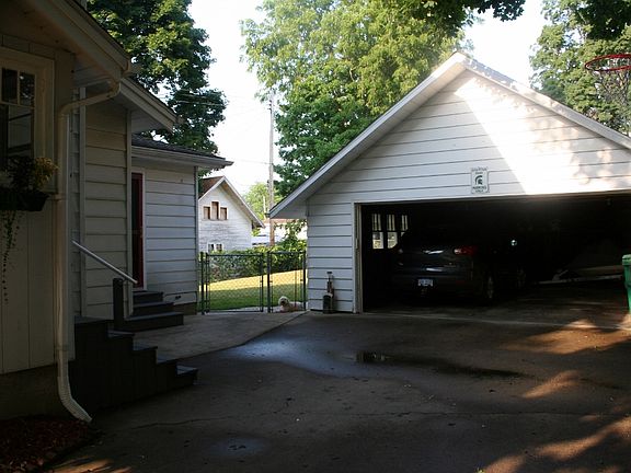 3rd image of 421 S Park St