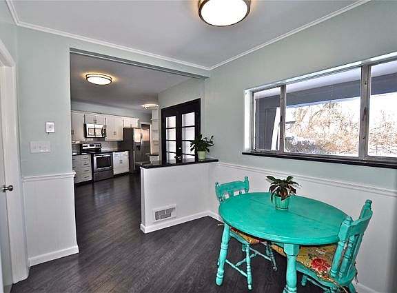 5th image of 1077 Fox Hill Dr