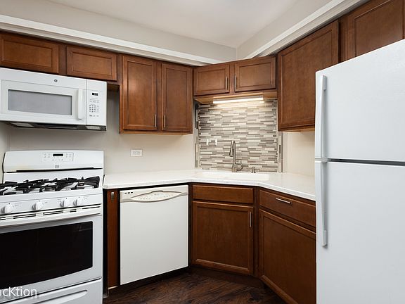3rd image of 15 Tower Ct #15