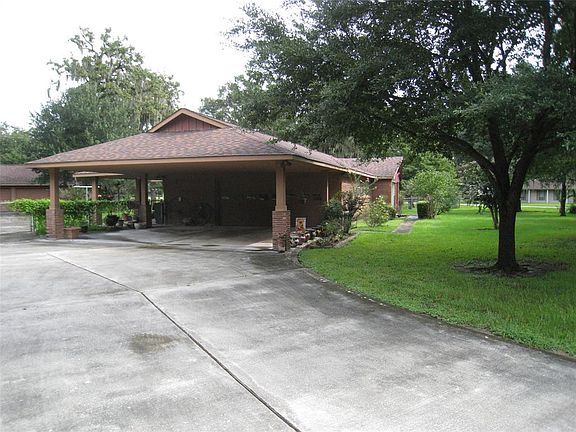 PORTE-COCHERE 2 SPACES NEAR ATTACHED 2 CAR GARAGE