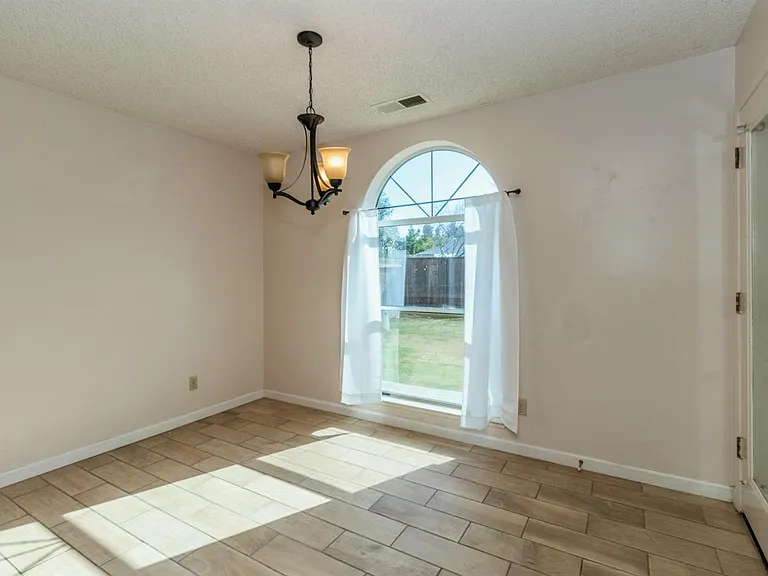1067 E Portland Ave — Photo 7
