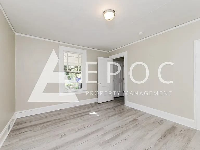 1231 Winfield Dr — Photo 2