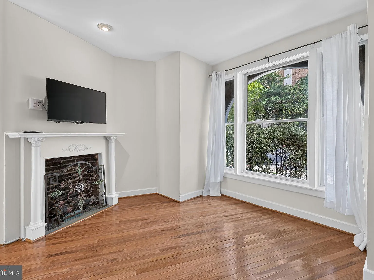 3 bed, 1656 sqft, $4,995 — Photo 2