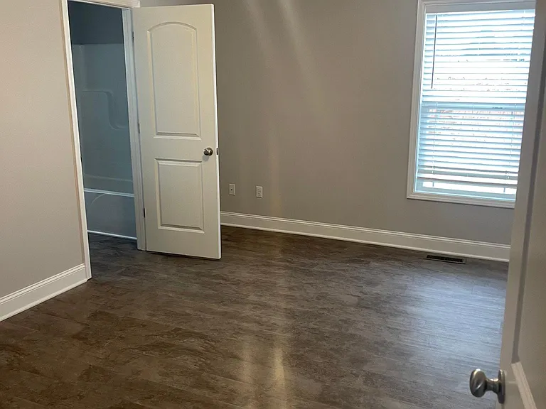 557 Labrador Dr — Photo 7