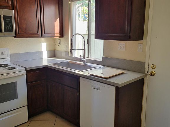 5th image of 606 S Mollison Ave Unit E