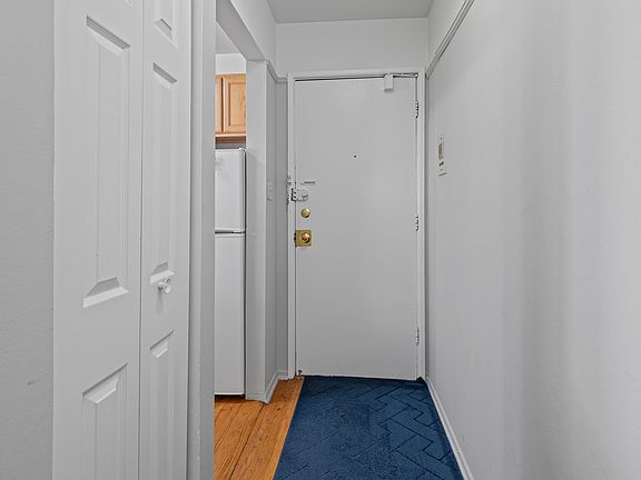 2nd image of 6122 N Winthrop Ave #400