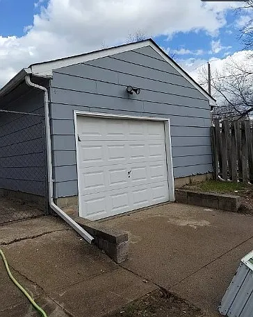 Single plus detached garage.
