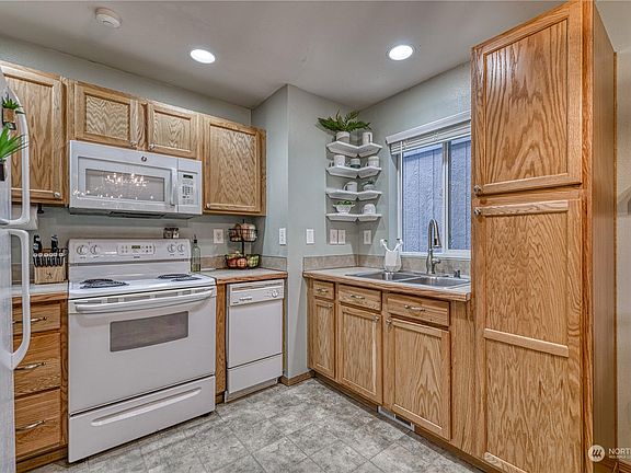 3rd image of 2004 NE Green Glen Ln