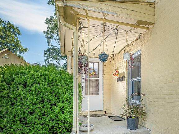 4th image of 207 E Hamtramck St