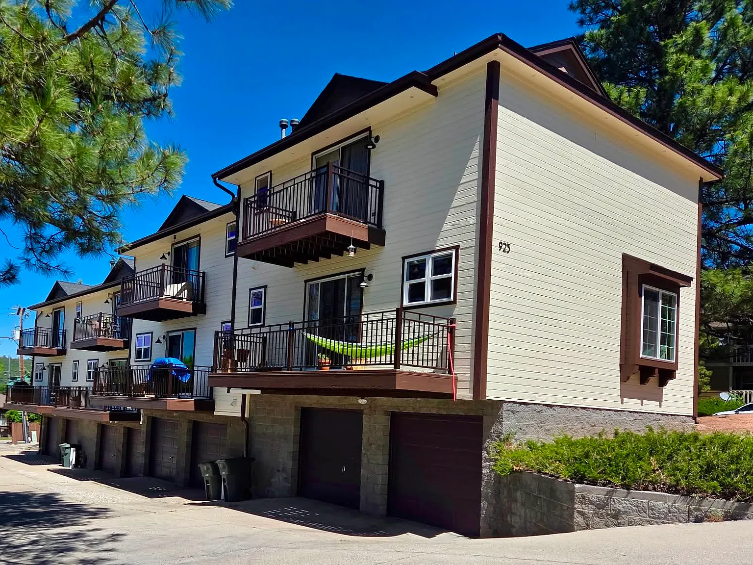 3 bed, 2.5 bath, 1350 sqft, $2,350 — Photo 3