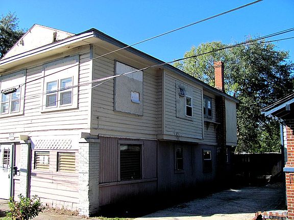 3rd image of 989 W 12th St