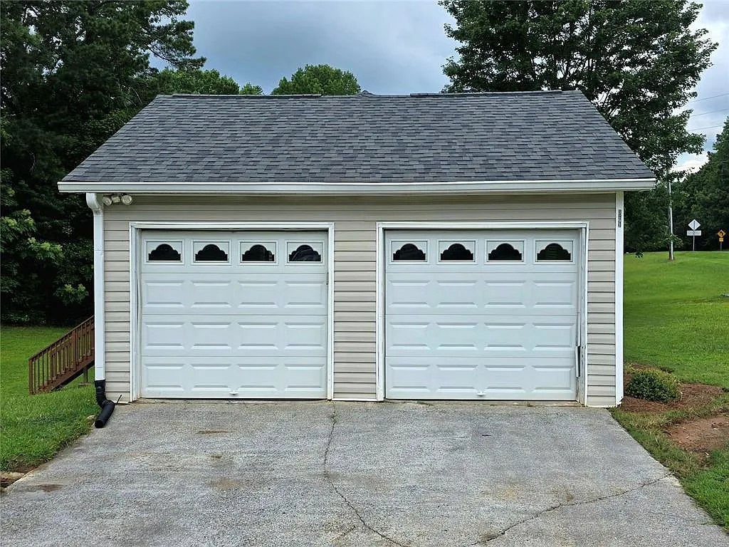 3 bed, 3.0 bath, 1811 sqft, $2,100 — Photo 2