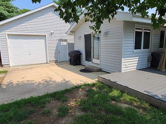 4th image of 911 Cherry Dr
