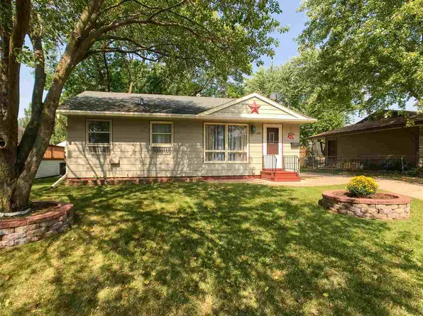 1686 Golden Valley Dr, Waterloo, IA 50703