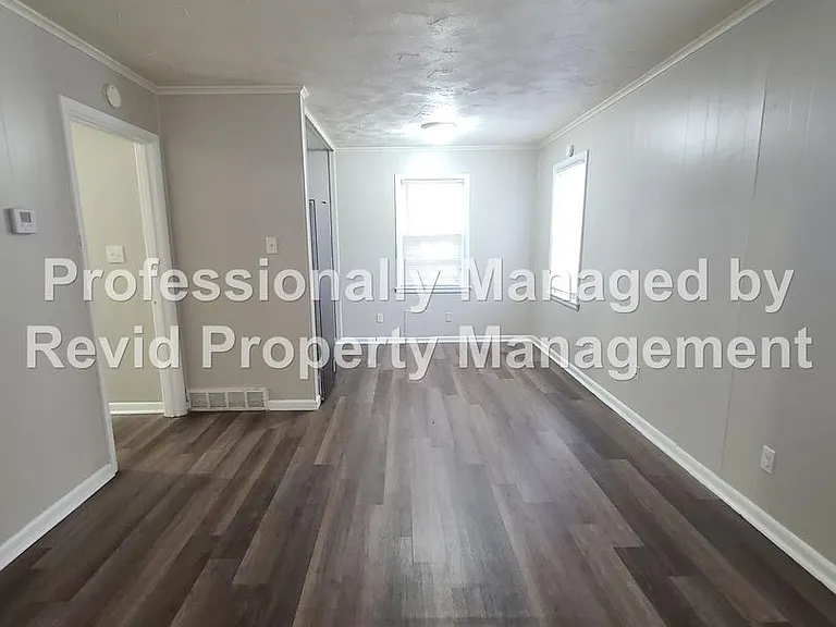744 Lester St — Photo 2