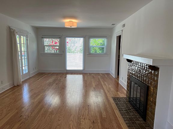 Living room/dining area