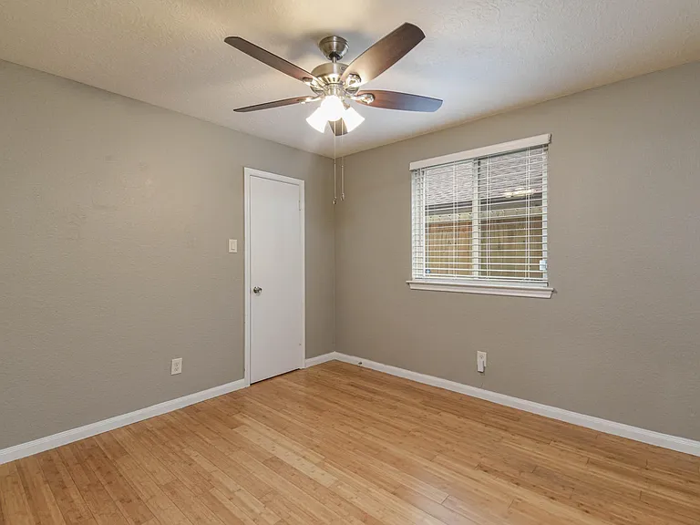 8806 Lakeside Forest Dr — Photo 17